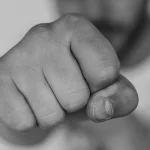 Ata övladları ilə birlikdə qızıla görə bacısı oğlunu döydü – MƏHKƏMƏ