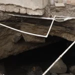 Kanalizasiya kollektorunun üzərində tikilən təhlükəli evlər: Əhmədli sakinlərinin problemi – VİDEO