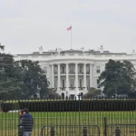 Ağ Ev ətrafında insident: Qapılara maşın çırpıldı, ərazi mühasirəyə alındı